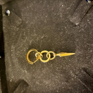 Maria Nilsdotter örhänge - Örhänge från Maria Nilsdotter. Fint skick, box kvitto och påse finns nypris 3000