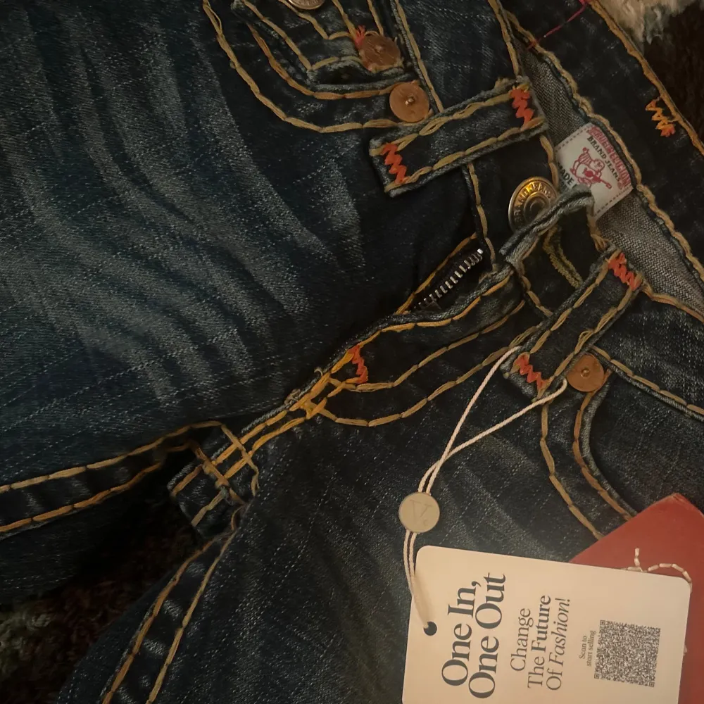 Säljer dessa ascoola unika lowaist bootcut true religion jeans! De är aldrig använda och har perfekt skick och unika därav priset! Säljer pga att de är för långa på mig tyvärr. Kontakta mig för mer info eller mått! Strl 24 💓💓. Jeans & Byxor.