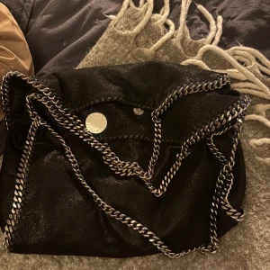 Stella McCartney väska - Jättefin Stella väska köpt på Vestiaire för 8000 och har gått igenom äkthetskontroll. Äkthetsbevis finns och den har inga defekter