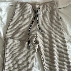 Stronger utsvängda byxor - Mycket bra skick, inga fläckar. Dock lite nopprig. Den är i storlek xs, och färgen beige🕯️🌸Nypris 699kr