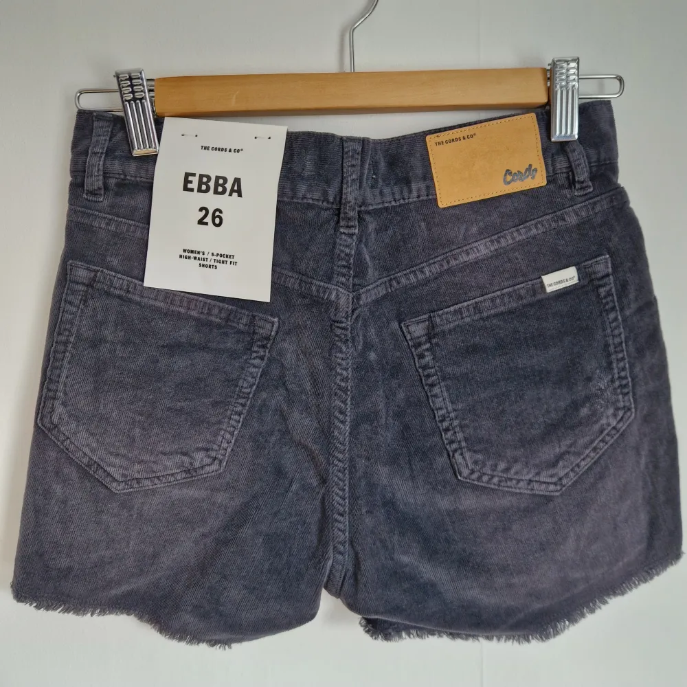 The Cords & Co Ebba High waist tight fit shorts i tunn manchester. 100% bomull.  New with tags Storlek 26 Ord.pris 599 kr. Shorts.