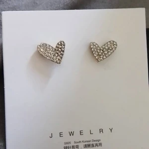 Öron hängen  - Säljer ett par öron hängen. Helt nya aldrig använda! Det är silver/guld hjärtan men mest silver! Säljer dem för 15kr + frakt! 