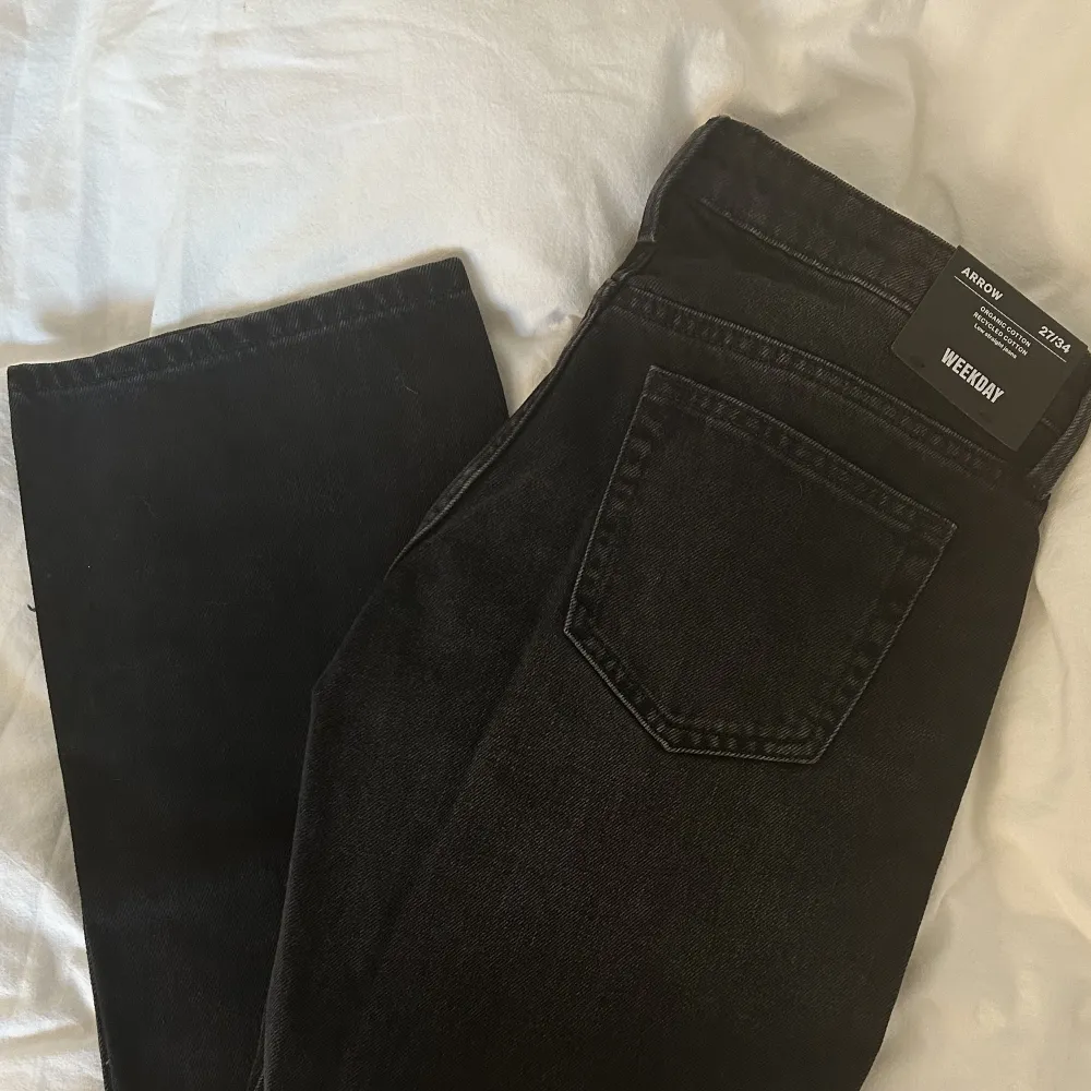 Säljer dessa helt oanvända och slutsålda jeans från Weekday i modellen Arrow (low straight jeans). Storlek 27/34. Ordinarie pris 590kr. Kan sänka pris till 370kr vid snabb affär . Jeans & Byxor.