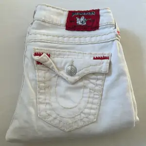 Lågmidjade vita bootcut True Religion jeans, Aldrig använda så jätte fint skick. Storlek 27, passar mig i längden som är 170. 