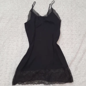 Pyjamas / slip dress - Pyjamas som msn även kan ha som slip dress! Från H&M ursprungligen! I fint och bra skick, inga fläckar 💕 säljer pga lite kort för min smak 😋