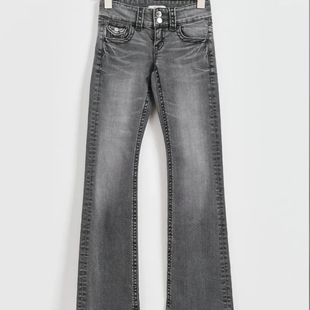 Säljer dessa snygga jeans från Young Gina❤️jeansen har två knappar vid gylfen❤️. Jeans & Byxor.
