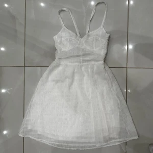 Studentklänning  - Superfin och passar perfekt till studenten men även andra tillfällen! Har haft på mig den fåtal gånger. Man kan även själv justera hur tight den ska sitta.