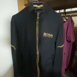 Hugo boss kofta  - Säger min Hugo boss kofta som är använd ett fåtal gånger och är som ny den säljs på grund av att jag inte har haft någon användning av den och den har stått i garderoben