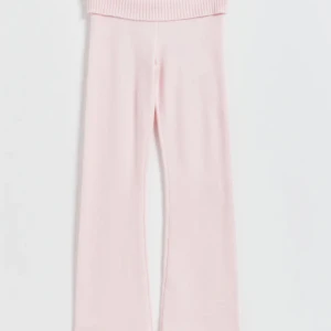 JÄTTE FINT GINA SÄTT✌🏼 - Hej jag säljer ett Gina sätt för den inte kommit till användning lika mkt längre❤️ man får me både byxa och kofta!😊  Kontakta gärna för mer info!!💓✌🏼😨😊❤️💗😉😘🖤😇😘