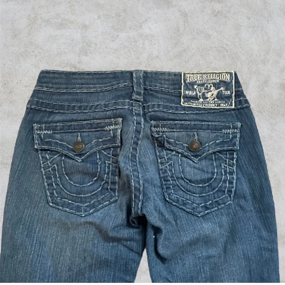 True religon jeans, väldigt bra skick knappast använda då dom är lite korta på mig. Skulle säga att dom passar på nån som är 160-165🩷lånade bilder men exakt samma jeans.. Jeans & Byxor.