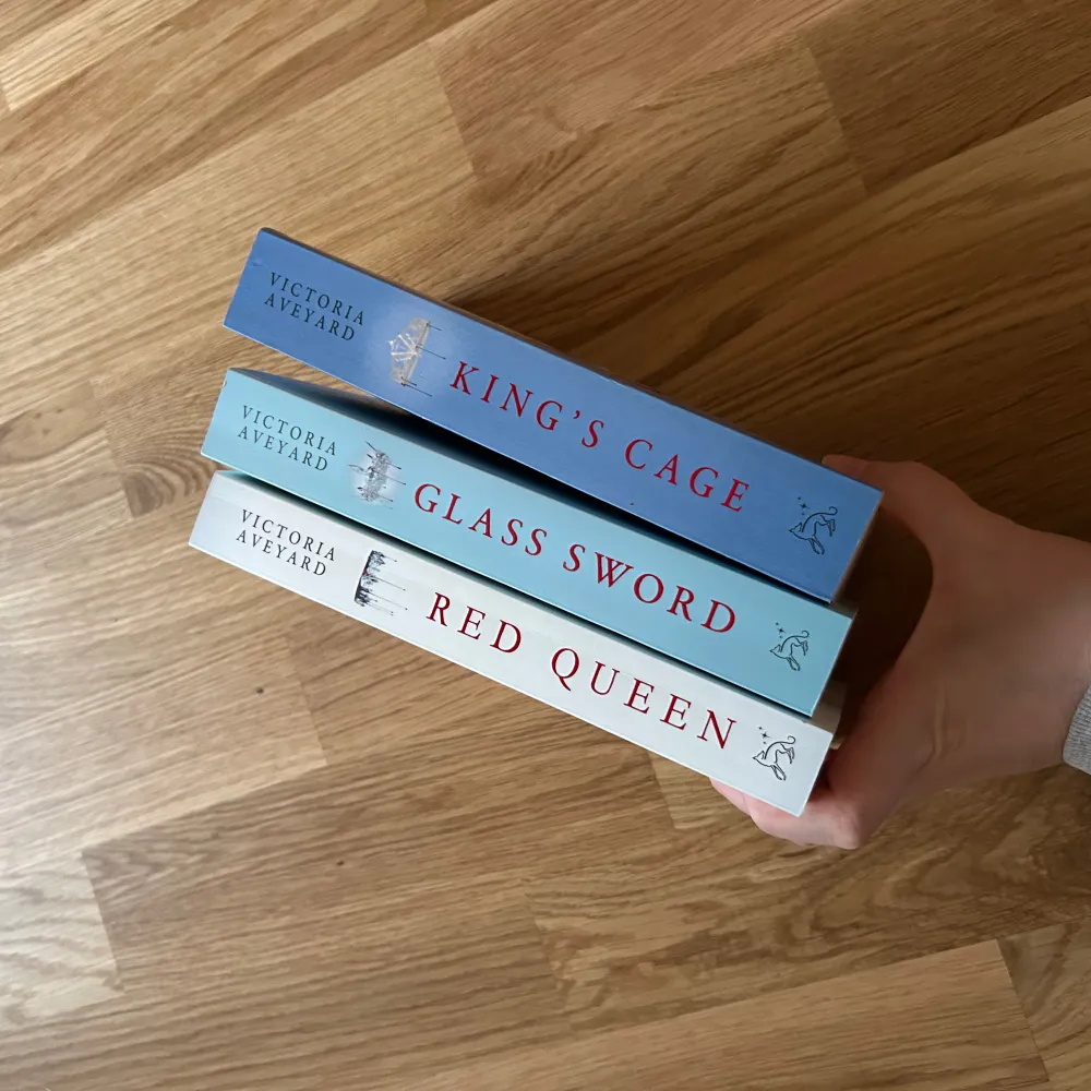 3/4 böcker i Red queen- series av Victoria Aveyard. Endast första boken är läst. Alla böcker är i mycket bra skick. Dock står det ”Alex” på insidan i några av dem. . Övrigt.