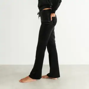 Hej, säljer dessa svarta velour byxor ifrån Gina tricot. Byxorna är i nyskick förutom att en sån där metall grej från snörena saknas som man kan se på bilden. Säljer pga ingen användning. De är i strl L.
