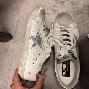 Golden goose - Säljer mina helt nya golden goose! Kvitto och box kommer med, skriv privat för fler bilder på kvitto osv! Säljer då de tyvärr inte passa mig!