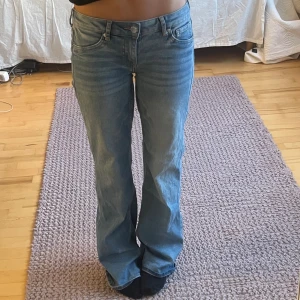 Lådmidjade jeans  - Lådmidjade jeans från hm som inte kommer till anvädning. Små i storleken och passar mig som är en 34