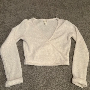 Bommuls v-ringad topp från H&M - Använt en gång.