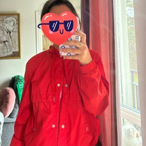 Röd vindjacka - Använd ett fåtal gånger 