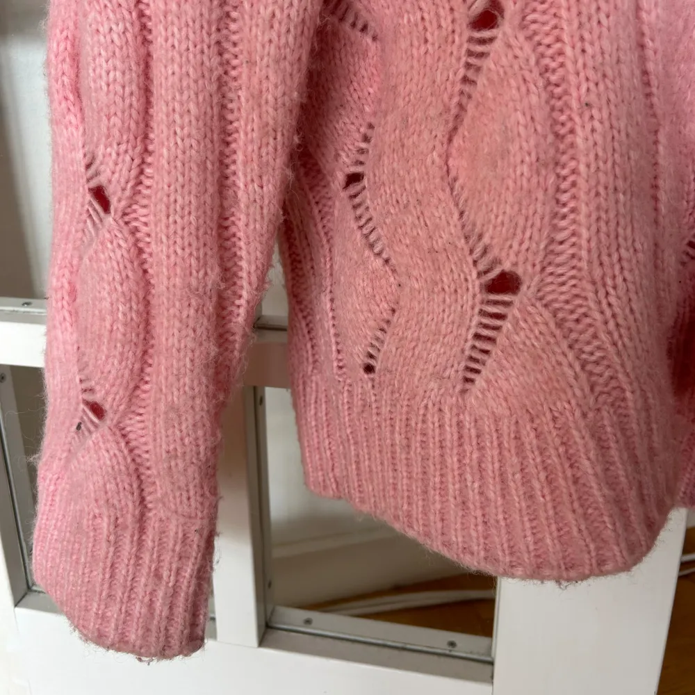 Rosa hålstickad tröja från Soaked in Luxury. Storlek XS men passar även S. Obs något nopprig.. Stickat.