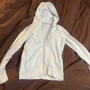Sail racing hoodie - Säljer denhär gamla tröjan som har tappat dragkedjan men den funkar lika bra att stänga och öppna ändå! Man kan antagligen byta ut dragkedjan om det behövs!