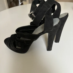 Attitude klackskor  - Säljer ett par svarta klackskor i st 37 med 12 cm klack. Skorna är sparsamt använda.