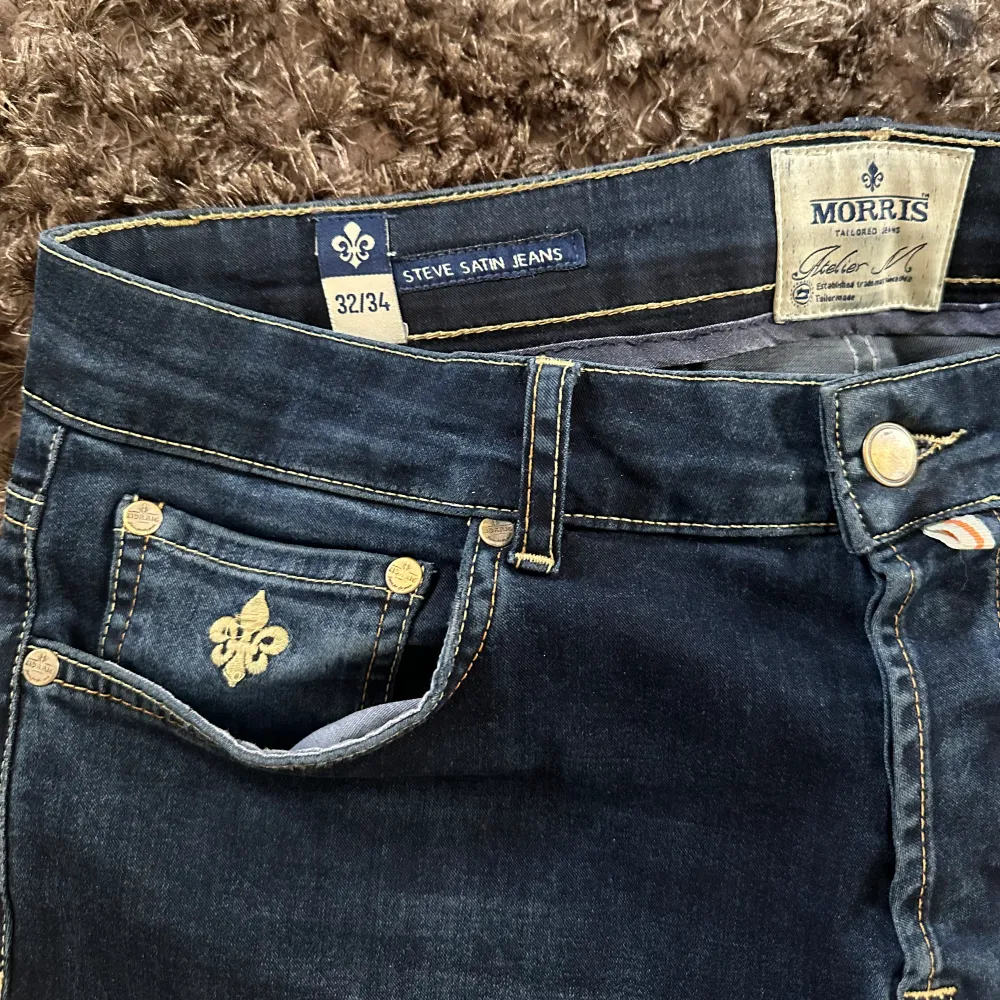 Säljer mina super snygga Morris jeans då de inte kommer till användning längre. Skicket är 9/10 och de är köpta för 1800. Jag är 185 cm lång. Jeans & Byxor.