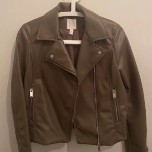 Hm- skinnjacka - Fin beige/brun skinn i storlek 36, knappt använd.