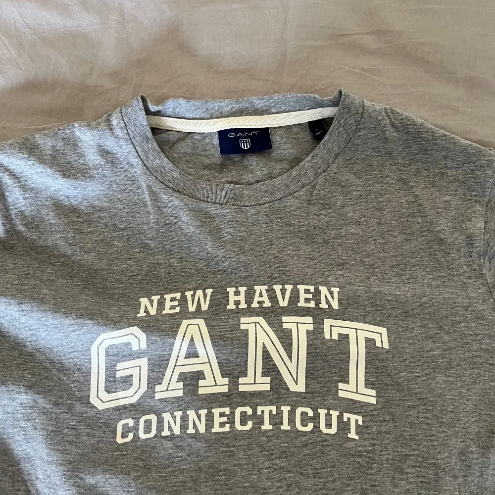 Tjena, säljer denna stiliga Gant t-shirt. Skicket är precis nytt och endast använts ett fåtal gånger. Inga djur hemma🐾Kontakta gärna vid frågor eller liknande!. T-shirts.