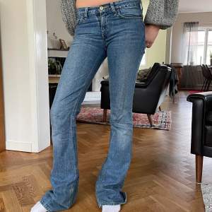 Supersnygga lågmidjade  jeans från fornarina. Säljer dessa då jag inte använder de längre. Jag är 168 och dom är lite för långa på mig. Jeansen är i mycket bra skick. Köparen står för frakten.💕