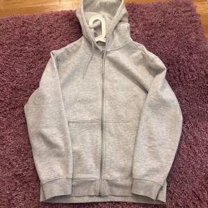 Säljer denna nästintill oanvända weekday zip hoodien för den är för liten