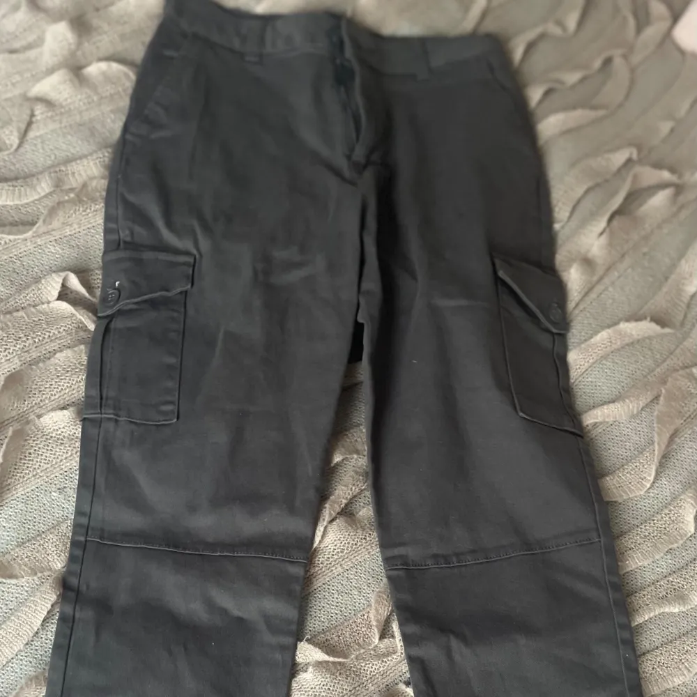 Sprillans nya gråa cargo pants med mudd från Cubus, namn ”L Eve Pant”. Storlek 36. Orginalpris 400kr. Nu 250kr + frakt.. Jeans & Byxor.