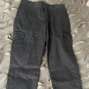 Sprillans nya gråa cargo pants med mudd från Cubus, namn ”L Eve Pant”. Storlek 36. Orginalpris 400kr. Nu 250kr + frakt.