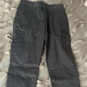 Cubus gråa cargo byxor - Sprillans nya gråa cargo pants med mudd från Cubus, namn ”L Eve Pant”. Storlek 36. Orginalpris 400kr. Nu 250kr + frakt.