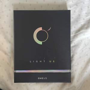 Säljer oneus album. 1 photocard och photobook ingår. Det går även bra att köpa photocard separat! 