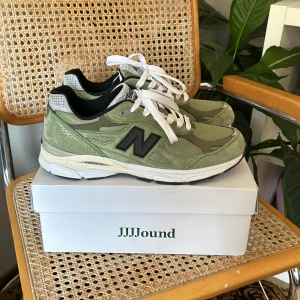 New Balance 993 Jjjjound - Hej, säljer mina New Balance 990 Jjjjound. De är sparsamt använda med knappa tecken på användning. Kommer med extra snören. Vid frågor eller funderingar är det bara att skriva!