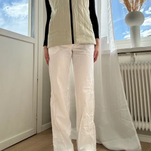 Linnebyxa  - Så snygga detaljer på, tycker bakfickorna är ALLT. Köpta secondhand men toppen skick 