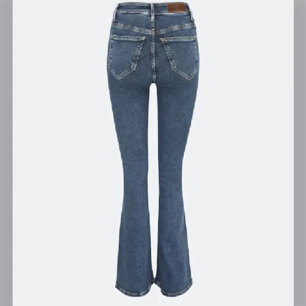 använda en del så dom är lite slitna längst ner men annars bra skick. Jeans & Byxor.