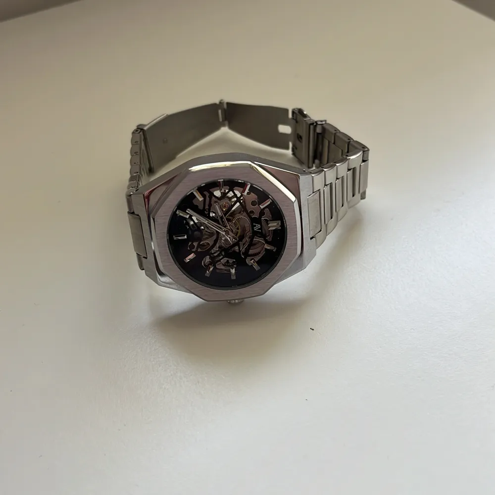 En fin klocka i stål, den är avänd ett fåtal gånger Det finns inga repor eller märken. Ny pris 1,700 kr. Accessoarer.