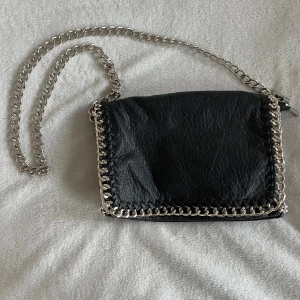 Tiamo Väska! - Snygg Stella McCartney liknande väska! Säljer pga den inte kommer till någon användning. Använd fåtal gånger, inga defekter.