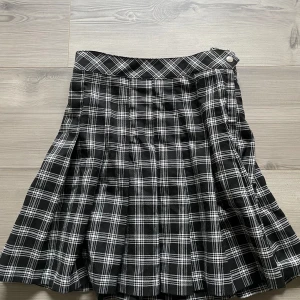 Svart rutig kjol - Högmidjar kjol