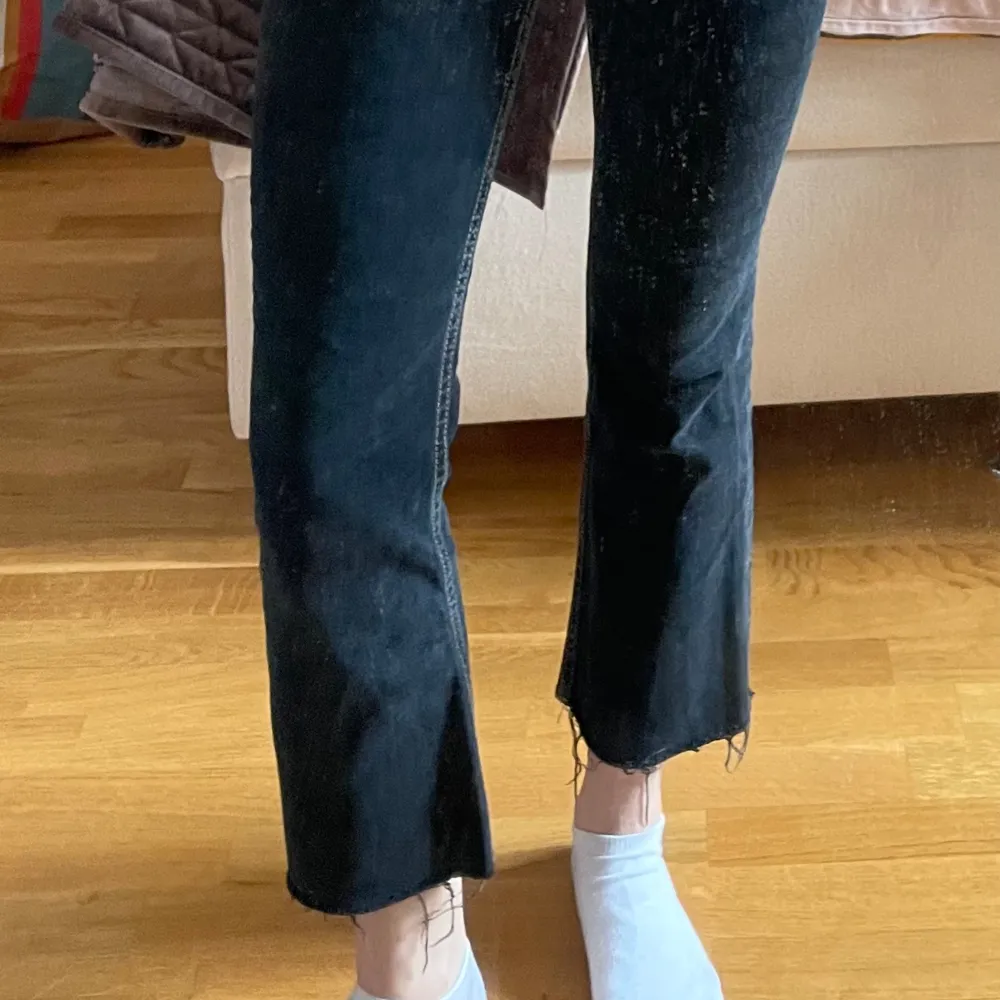 Superfina mörkgrå/svarta jeans från Zara. De sätter sig väldigt fint på kroppen men säljer då jag inte tycker att short bootcut jeans passar mig. Jag är 171cm lång! 💕💕. Jeans & Byxor.