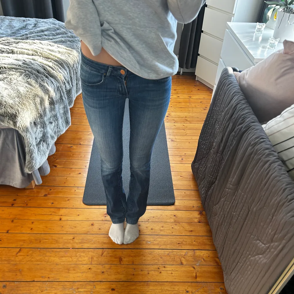 Bootcut jeans från Massimo dutti. Jättesköna och Nice färg! 💕. Jeans & Byxor.
