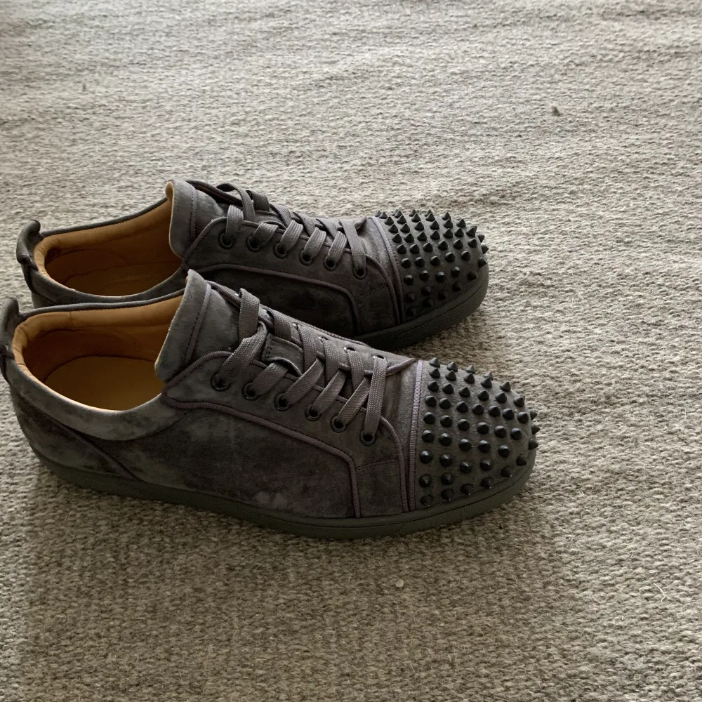 Jätte fina Louboutin skor som är i storlek 45 :) Dem är lite använda men inte något man ser tycker jag. Skorna saknar lådan och tillbehören och därav ett lägre pris. Jag har fler bilder och fråga gärna om det är något du undrar :). Skor.