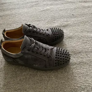Jätte fina Louboutin skor som är i storlek 45 :) Dem är lite använda men inte något man ser tycker jag. Skorna saknar lådan och tillbehören och därav ett lägre pris. Jag har fler bilder och fråga gärna om det är något du undrar :)