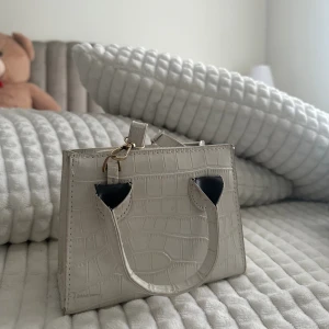 Vit axelremsväska  - Kommer inte till användning. Band medföljer 