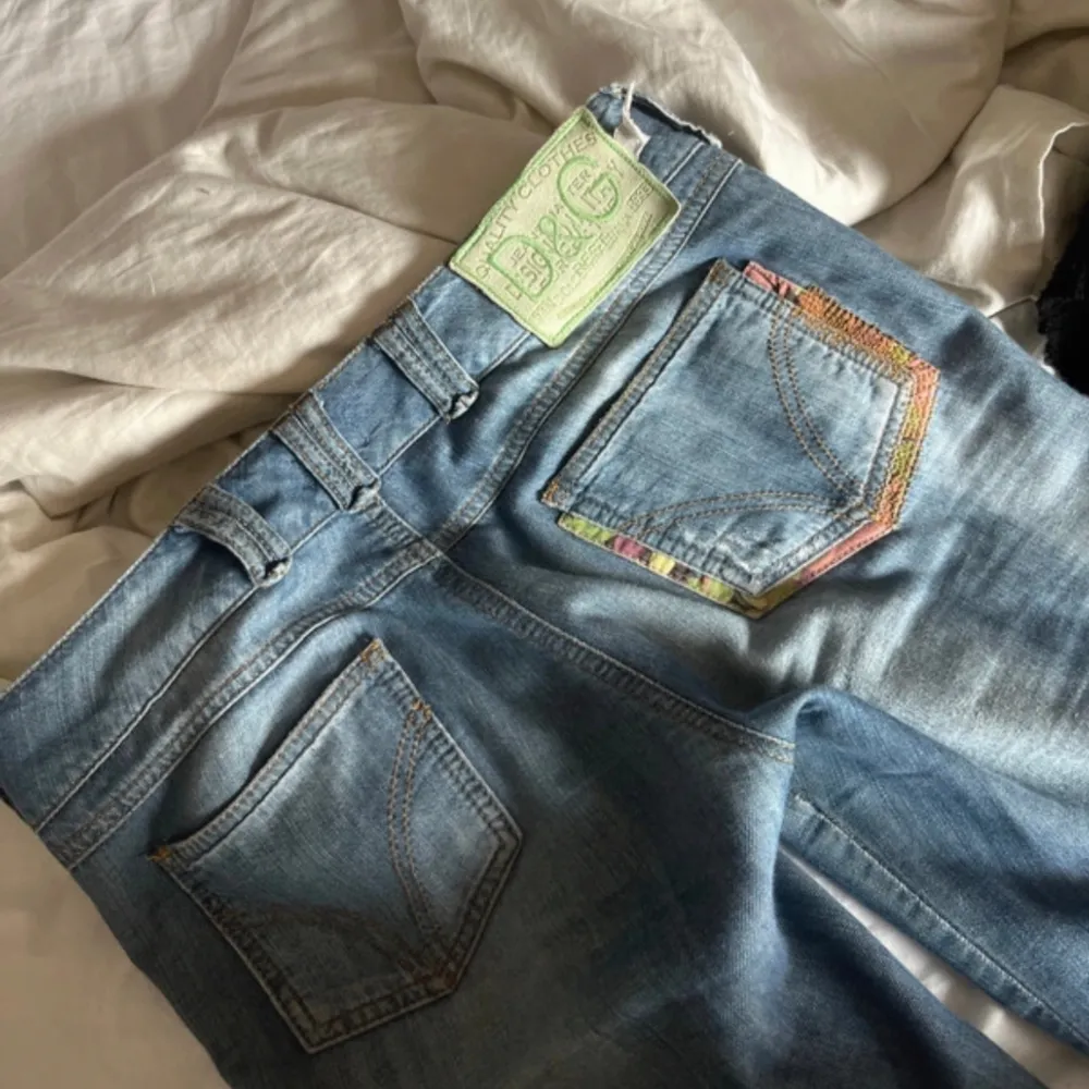 Unika jeans med detaljer från Dolce & gabbana. Passar as bra med en sommar volang fest mesh spets genomskinlig leopard djurmönster topp! . Jeans & Byxor.