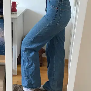 Utsvängda jeans perfekt till tillfällen där du behöver ha ett bra basplagg eller se mer uppklädd ut. 🤩  De har små skador på baksidan vid foten men inget annat (de bild).  Pris går att diskutera, fråga gärna om fler bilder eller frågor💛