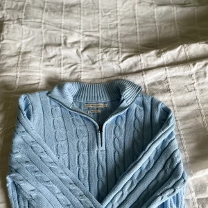Half zip ribbstickad - Säljer denna fräscha halfzip eftersom den blivit för liten. Tröjan är i super skick och är knappt använd! Tröjan är storlek S. Priset ej hugget i sten