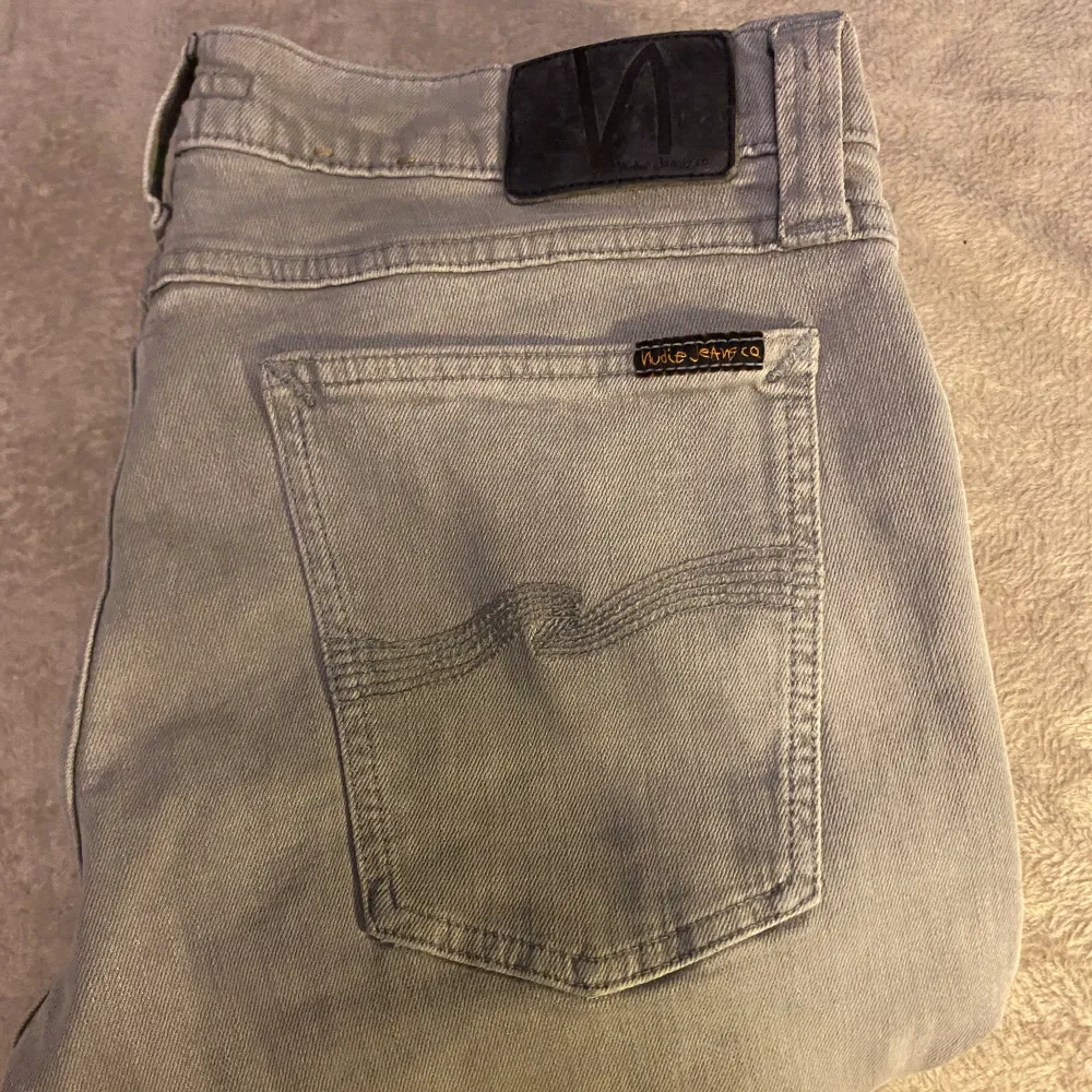 Nudie jeans | Storleken är 32/34 | Skicket 8,5/10 | Kanske lite ljusare grå i verkligheten men ungefär som på bilderna riktigt snygga | Hör av er vid frågor!. Jeans & Byxor.