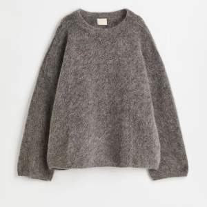 Säljer denna slutsålda tröja från HM i mohair/wool-blend! Finns på Östermalm. Inga defekter 🤗