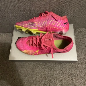 Fotbollsskor  - 8,5/10 skick Nypris 3149kr Säljer för 1300kr