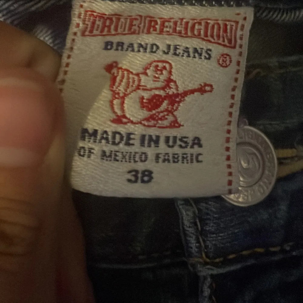 Bootcut true religion jeans i storlek 38 finns några fläckar och hål men inget som är en stor grej. Priset kan diskuteras!. Jeans & Byxor.
